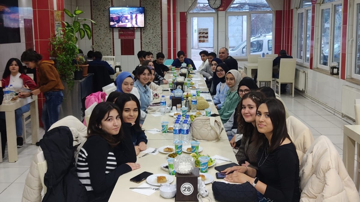 Okulumuz Matematik Öğretmeni Mustafa GÜRAN ile 9/A sınıfı birlikte iftar yemeği düzenlediler